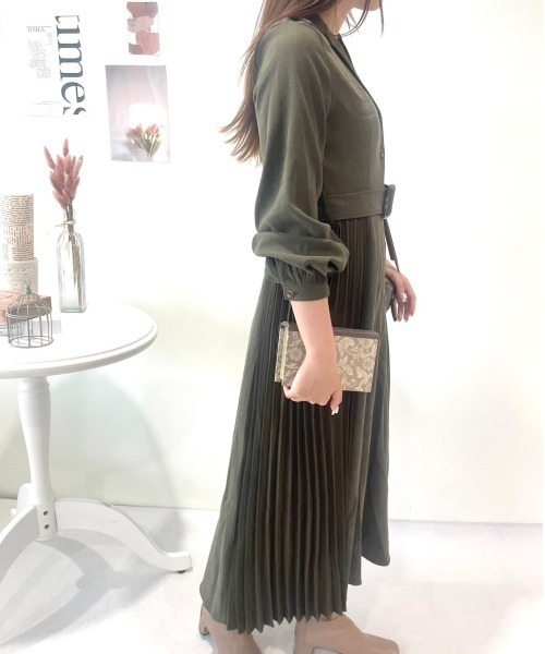 CECIL McBEE(セシルマクビー)の「サイドプリーツ開襟ワンピース(ワンピース・レディース・ブラック/ピンク/モカ/カーキ・MEDIUM)」の17枚目の写真