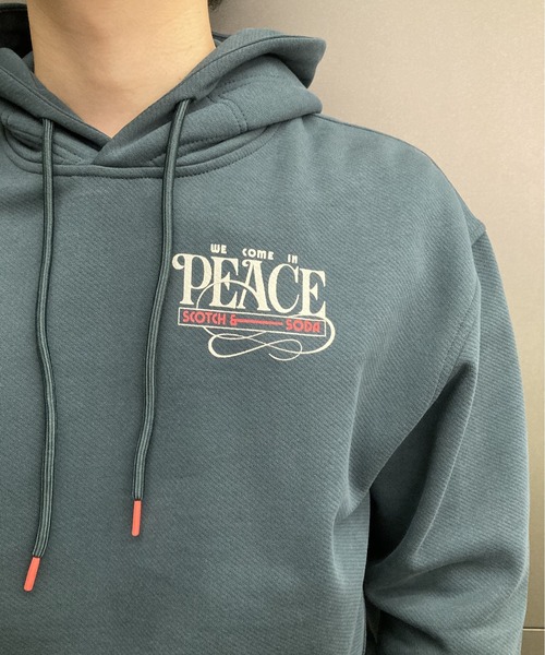 SCOTCH&SODA（スコッチアンドソーダ）の「バックプリントフーディーパーカー【169194】（パーカー・メンズ・ダークグリーン・MEDIUM/LARGE/SMALL）」の5枚目の写真