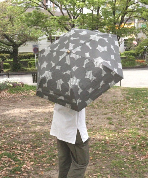 DONOBAN（ドノバン）の「変形ドット柄折りたたみ日傘