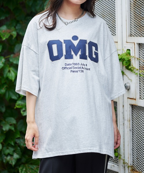SPINNS（スピンズ）の「【ゆったりシルエット】OMGカレッジロゴ刺繍デザイン 半袖ビッグTシャツ（Tシャツ/カットソー・レディース・ネイビー/ピンク/オフホワイト/ブラック/オートミール・ONESIZE）」の4枚目の写真