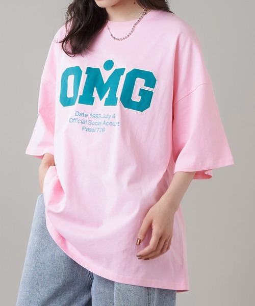 SPINNS（スピンズ）の「【ゆったりシルエット】OMGカレッジロゴ刺繍デザイン 半袖ビッグTシャツ（Tシャツ/カットソー・レディース・ネイビー/ピンク/オフホワイト/ブラック/オートミール・ONESIZE）」の5枚目の写真