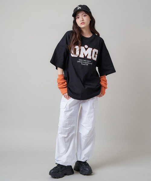新品 正規品!!  SPINNS（スピンズ）の「【ゆったりシルエット】OMGカレッジロゴ トップス