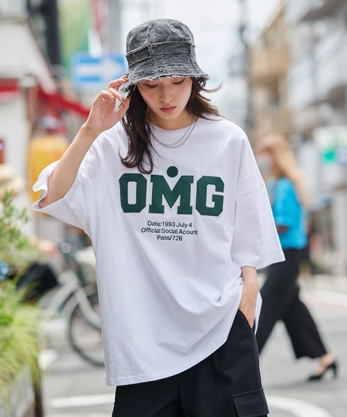 SPINNS（スピンズ）の「【ゆったりシルエット】OMGカレッジロゴ