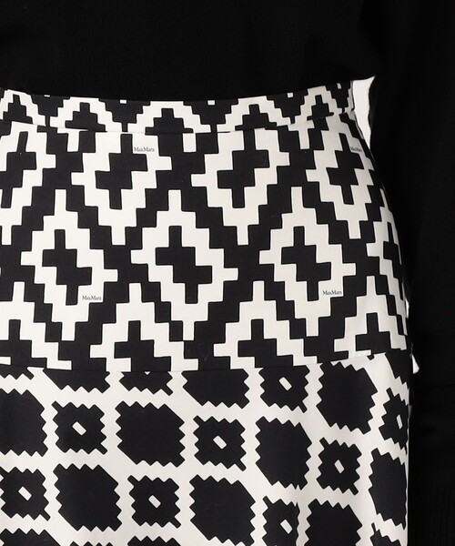 Max Mara（マックスマーラ）の「■展開不可　MaxMara ジオメトリックプリント フレアスカート（スカート・レディース・ブラック系その他・38）」の4枚目の写真