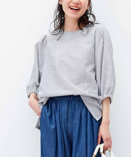Live in comfort(リブインコンフォート)の「リブ イン コンフォート ふんわりスリーブが涼やかな 大人のモノトーンサッカーブラウス(シャツ/ブラウス・レディース・ホワイト×ブラック/グレー系その他/ブラック系その他・MEDIUM/LARGE/X-LARGE/XX-LARGE)」の3枚目の写真