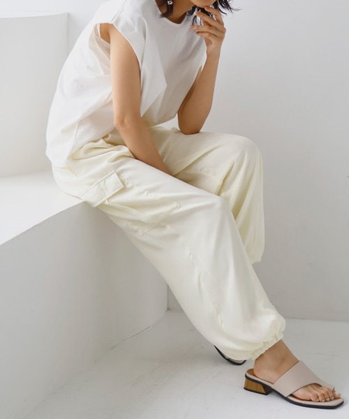 hellam(へラム)の「サテンカーゴパンツ(カーゴパンツ・レディース・アイボリー/ネイビー/グレイッシュベージュ/ブラック・FREE)」の2枚目の写真