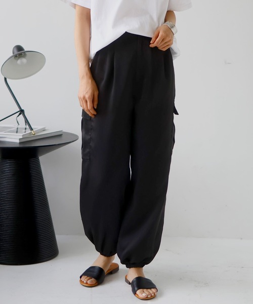 hellam(へラム)の「サテンカーゴパンツ(カーゴパンツ・レディース・アイボリー/ネイビー/グレイッシュベージュ/ブラック・FREE)」の3枚目の写真