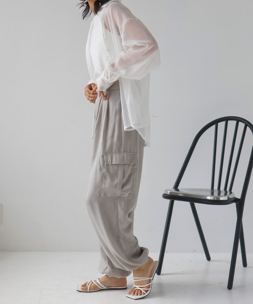 hellam(へラム)の「サテンカーゴパンツ(カーゴパンツ・レディース・アイボリー/ネイビー/グレイッシュベージュ/ブラック・FREE)」の7枚目の写真