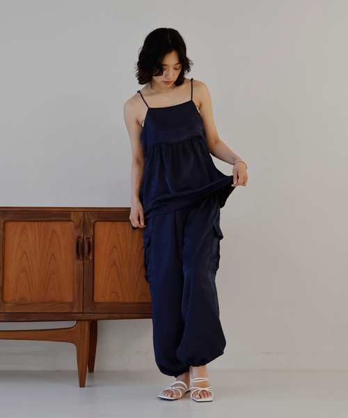 hellam(へラム)の「サテンカーゴパンツ(カーゴパンツ・レディース・アイボリー/ネイビー/グレイッシュベージュ/ブラック・FREE)」の10枚目の写真