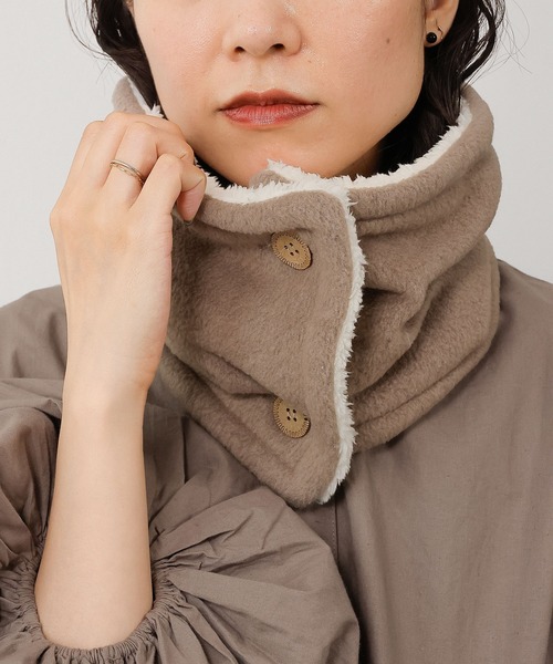 emesuelee（エメスーリー）の「フリース×シープ ボタン付ネックウォーマー（ネックウォーマー/スヌード・レディース・グレー/グレイッシュベージュ/ネイビー・フリー）」の2枚目の写真