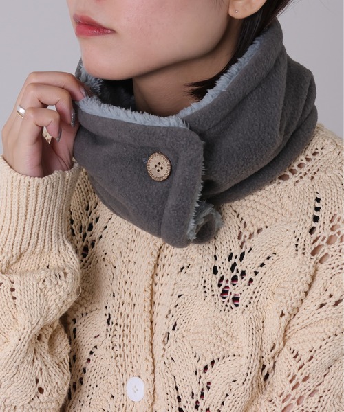 emesuelee（エメスーリー）の「フリース×シープ ボタン付ネックウォーマー（ネックウォーマー/スヌード・レディース・グレー/グレイッシュベージュ/ネイビー・フリー）」の4枚目の写真