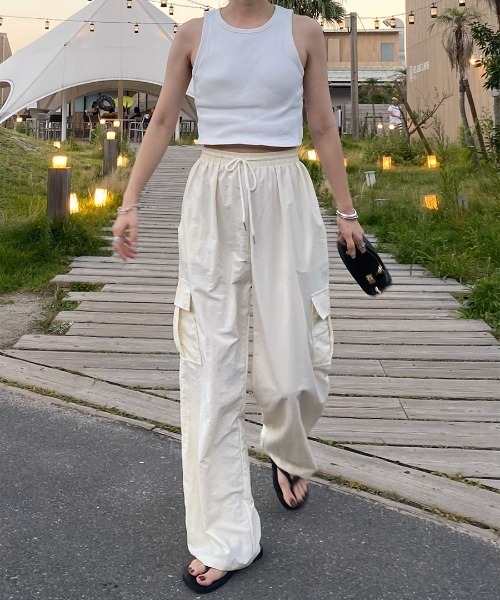 ISOOK(アイスー)の「Straight cargo pants(kiharu select) / カーゴパンツ(カーゴパンツ・レディース・アイボリー/ブラック・FREE)」の2枚目の写真