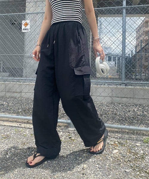ISOOK(アイスー)の「Straight cargo pants(kiharu select) / カーゴパンツ(カーゴパンツ・レディース・アイボリー/ブラック・FREE)」の1枚目の写真