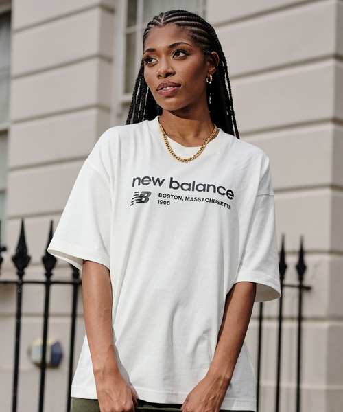 NEW BALANCE(ニューバランス)の「NB Essentials Linear Heritage オーバーサイズ ショートスリーブTシャツ(Tシャツ/カットソー・レディース・モスグリーン/ブラック/ホワイト・X-LARGE/LARGE/SMALL/MEDIUM)」の2枚目の写真