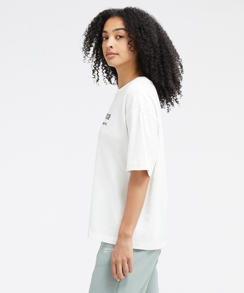 NEW BALANCE(ニューバランス)の「NB Essentials Linear Heritage オーバーサイズ ショートスリーブTシャツ(Tシャツ/カットソー・レディース・モスグリーン/ブラック/ホワイト・X-LARGE/LARGE/SMALL/MEDIUM)」の4枚目の写真