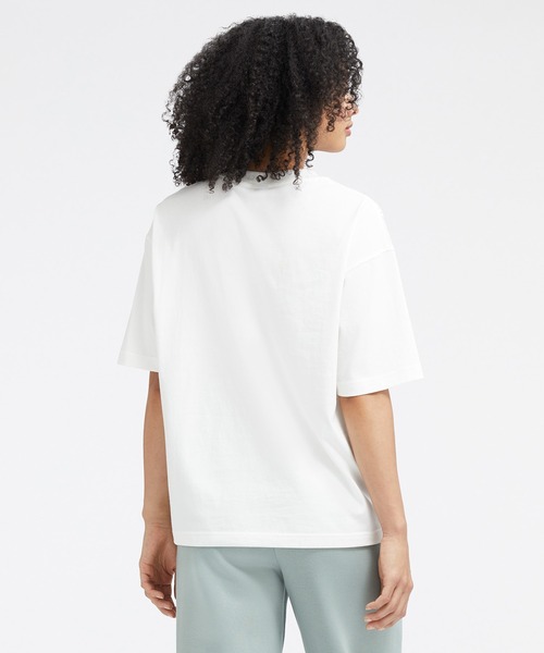 NEW BALANCE(ニューバランス)の「NB Essentials Linear Heritage オーバーサイズ ショートスリーブTシャツ(Tシャツ/カットソー・レディース・モスグリーン/ブラック/ホワイト・X-LARGE/LARGE/SMALL/MEDIUM)」の5枚目の写真