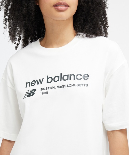 NEW BALANCE(ニューバランス)の「NB Essentials Linear Heritage オーバーサイズ ショートスリーブTシャツ(Tシャツ/カットソー・レディース・モスグリーン/ブラック/ホワイト・X-LARGE/LARGE/SMALL/MEDIUM)」の6枚目の写真