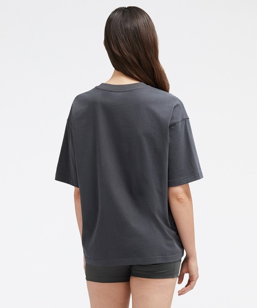NEW BALANCE(ニューバランス)の「NB Essentials Linear Heritage オーバーサイズ ショートスリーブTシャツ(Tシャツ/カットソー・レディース・モスグリーン/ブラック/ホワイト・X-LARGE/LARGE/SMALL/MEDIUM)」の11枚目の写真