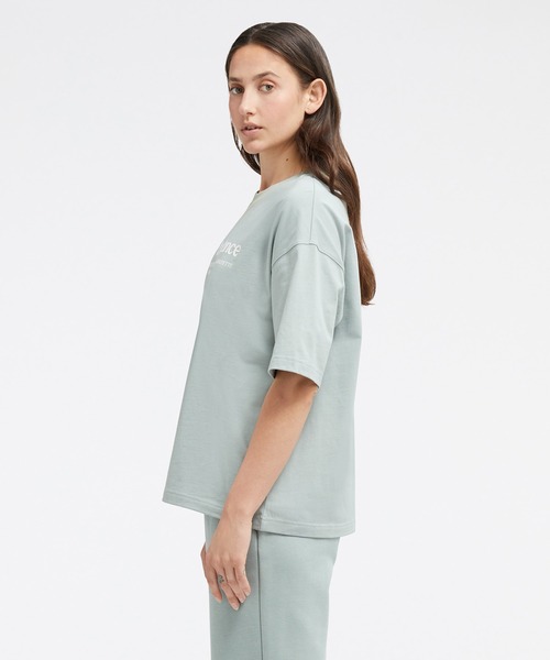 NEW BALANCE(ニューバランス)の「NB Essentials Linear Heritage オーバーサイズ ショートスリーブTシャツ(Tシャツ/カットソー・レディース・モスグリーン/ブラック/ホワイト・X-LARGE/LARGE/SMALL/MEDIUM)」の15枚目の写真