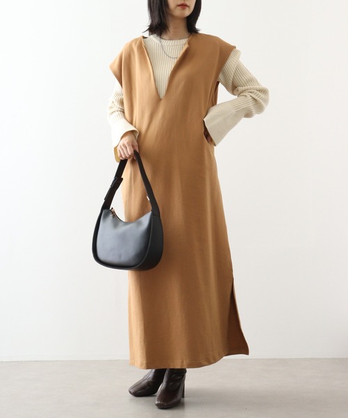atONE(アットワン)の「atONE キーネックロングワンピース(ワンピース・レディース・キャメル/ブラック/チャコールグレー・4L~5L/M~L/LL~3L)」の1枚目の写真