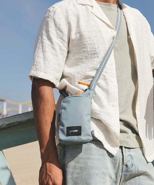 pacsafe(パックセーフ)の「pacsafe/パックセーフ GO Tech Crossbody/テッククロスボディ(ショルダーバッグ・メンズ・ブラック/グレー/ミント/グリーン・FREE)」の4枚目の写真