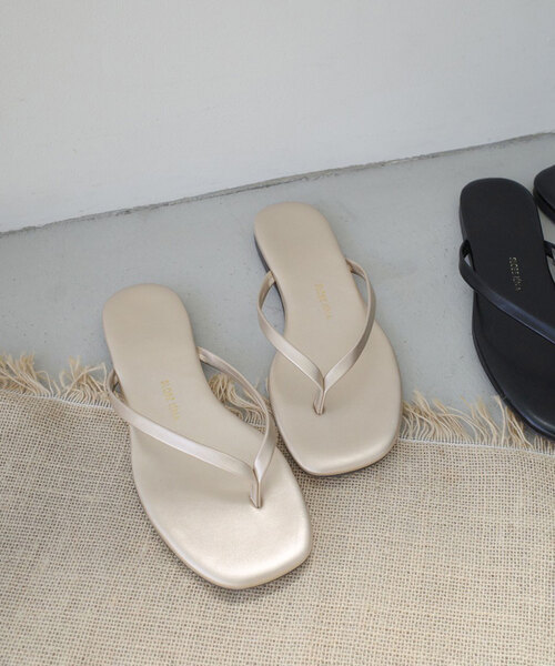 SLOBE IENA(スローブイエナ)の「SLOBE ビーチサンダル(サンダル・レディース・ゴールド/ブラック・25cm/24cm/23cm/22cm)」の2枚目の写真