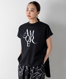 立体感あるフロッキープリントの存在感！大人っぽさを演出するカーブフォントフロッキーロゴプリントトップス