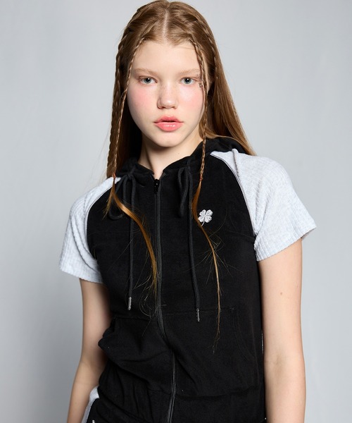 【LUV IS TRUE】 W ZIP UPパーカー LUV IS TRUE☆韓国☆人気シリーズ☆CH 2-WAY CROP HOOD ZIP UP