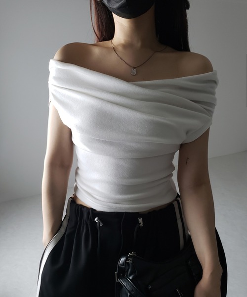 me+em select(ミームセレクト)の「※※【 2color 】オフショルギャザーノースリーブトップス / off shoulder gather nosleeve tops(Tシャツ/カットソー・レディース・ブラック/アイボリー・FREE)」の8枚目の写真