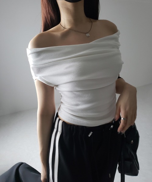 me+em select(ミームセレクト)の「※※【 2color 】オフショルギャザーノースリーブトップス / off shoulder gather nosleeve tops(Tシャツ/カットソー・レディース・ブラック/アイボリー・FREE)」の7枚目の写真