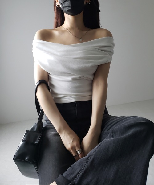 me+em select(ミームセレクト)の「※※【 2color 】オフショルギャザーノースリーブトップス / off shoulder gather nosleeve tops(Tシャツ/カットソー・レディース・ブラック/アイボリー・FREE)」の6枚目の写真