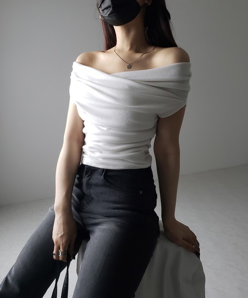 me+em select(ミームセレクト)の「※※【 2color 】オフショルギャザーノースリーブトップス / off shoulder gather nosleeve tops(Tシャツ/カットソー・レディース・ブラック/アイボリー・FREE)」の5枚目の写真