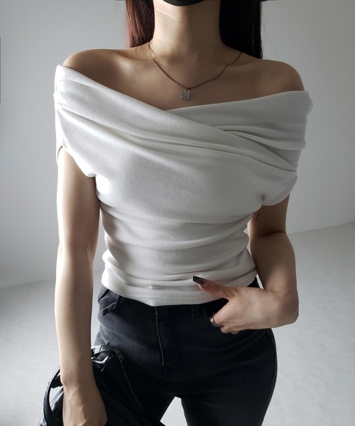me+em select(ミームセレクト)の「※※【 2color 】オフショルギャザーノースリーブトップス / off shoulder gather nosleeve tops(Tシャツ/カットソー・レディース・ブラック/アイボリー・FREE)」の4枚目の写真