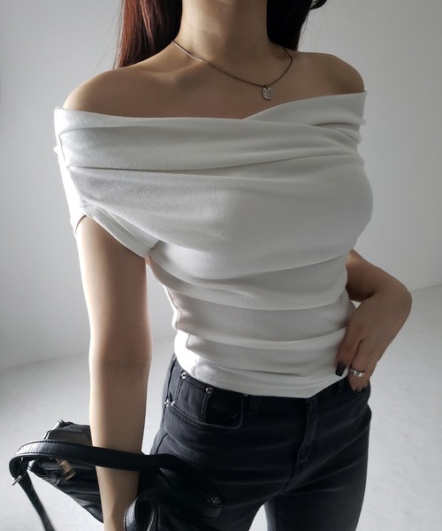 me+em select(ミームセレクト)の「※※【 2color 】オフショルギャザーノースリーブトップス / off shoulder gather nosleeve tops(Tシャツ/カットソー・レディース・ブラック/アイボリー・FREE)」の3枚目の写真