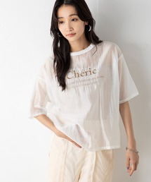 ブラウスとロゴTシャツを合わせたような、クリーンな印象漂う刺繍ロゴシアーブラウス