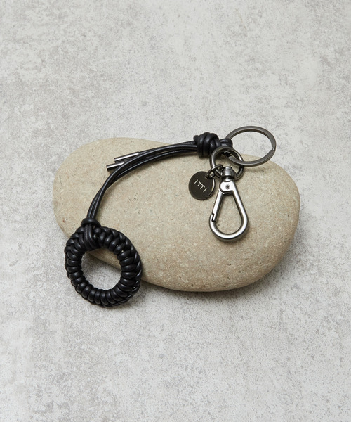 ITTI(イッチ)の「ITTI イッチ / CRISTY KNOT FINGER CIRCLE CHARM BK / RAPTO JP クリスティノットサークルチャームフィンガーストラップ / ITTI-GOODS-070-BK(キーホルダー・メンズ・ブラック・FREE)」の1枚目の写真