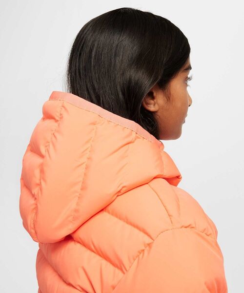 NIKE（ナイキ）の「ナイキ スポーツウェア ライトウェイト シンセティック フィル ジュニア ルーズ フーデッド ジャケット / Nike Sportswear Lightweight Synthetic Fill Big Kids' Loose Hooded Jacket FD2845-643 Light Wild Mango（ダウンジャケット/コート・キッズ・ピンク系その他・130/140/150/160/170）」の11枚目の写真