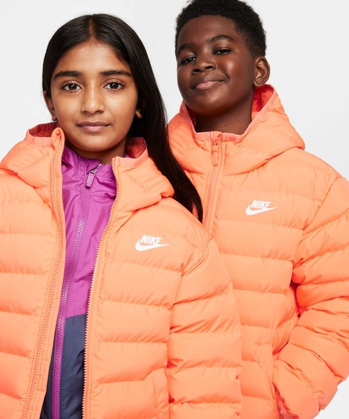 NIKE（ナイキ）の「ナイキ スポーツウェア ライトウェイト シンセティック フィル ジュニア ルーズ フーデッド ジャケット / Nike Sportswear Lightweight Synthetic Fill Big Kids' Loose Hooded Jacket FD2845-643 Light Wild Mango（ダウンジャケット/コート・キッズ・ピンク系その他・130/140/150/160/170）」の7枚目の写真