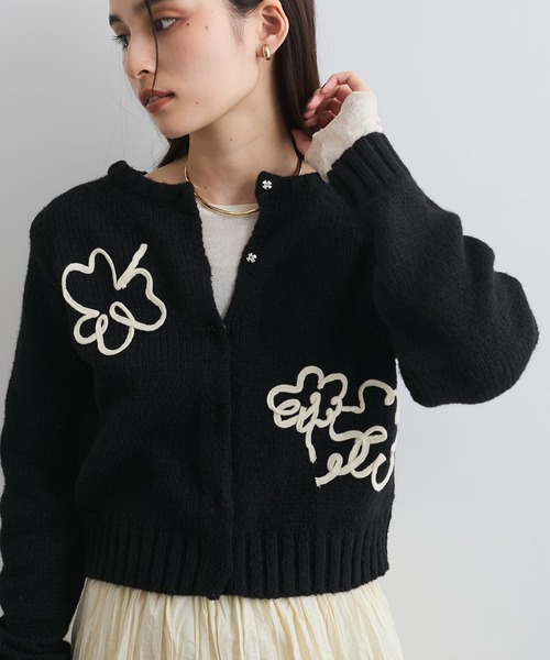 VIS(ビス)の「【WEB限定】刺繍フラワーカーディガン(カーディガン/ボレロ・レディース・グレー/キナリ/ブラック・FREE)」の2枚目の写真