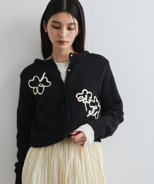 VIS(ビス)の「【WEB限定】刺繍フラワーカーディガン(カーディガン/ボレロ・レディース・グレー/キナリ/ブラック・FREE)」の4枚目の写真