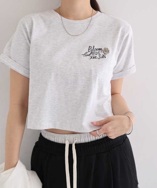 Freesia by andme(フリージアバイアンドミー)の「BloomフラワーロゴプリントミニTシャツ(Tシャツ/カットソー・レディース・オートミール/オフホワイト/スミクロ/キナリ・M)」の4枚目の写真