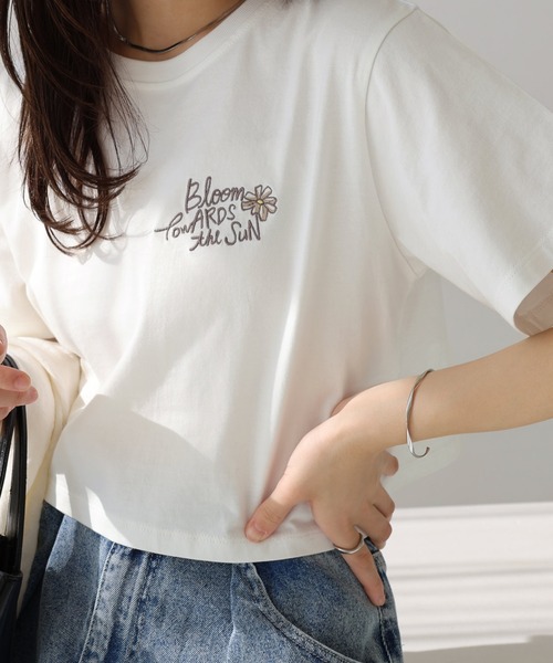 Freesia by andme(フリージアバイアンドミー)の「BloomフラワーロゴプリントミニTシャツ(Tシャツ/カットソー・レディース・オートミール/オフホワイト/スミクロ/キナリ・M)」の2枚目の写真