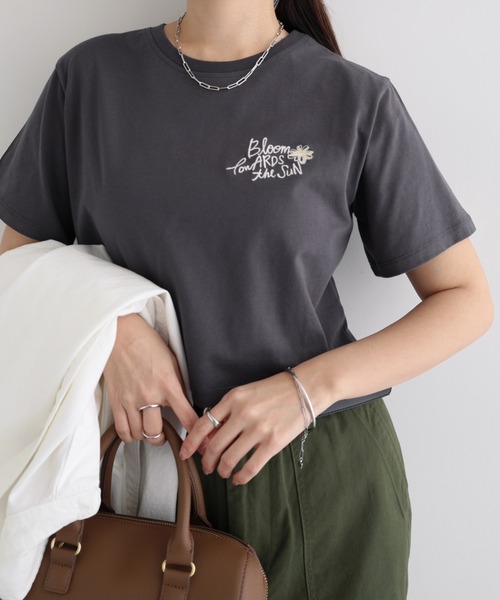 Freesia by andme(フリージアバイアンドミー)の「BloomフラワーロゴプリントミニTシャツ(Tシャツ/カットソー・レディース・オートミール/オフホワイト/スミクロ/キナリ・M)」の3枚目の写真
