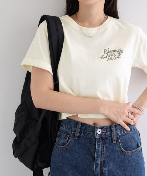 Freesia by andme(フリージアバイアンドミー)の「BloomフラワーロゴプリントミニTシャツ(Tシャツ/カットソー・レディース・オートミール/オフホワイト/スミクロ/キナリ・M)」の1枚目の写真