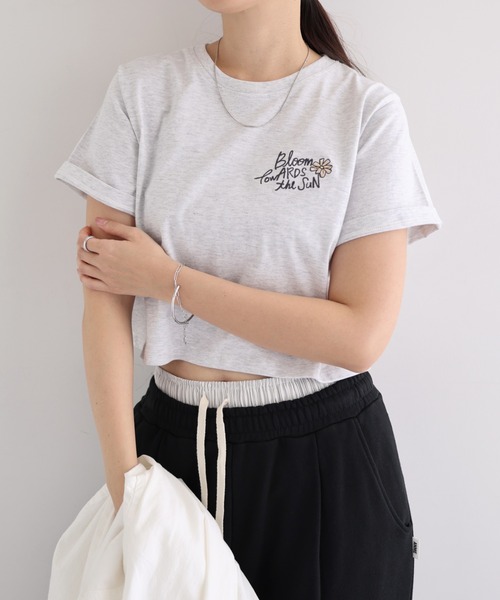 Freesia by andme(フリージアバイアンドミー)の「BloomフラワーロゴプリントミニTシャツ(Tシャツ/カットソー・レディース・オートミール/オフホワイト/スミクロ/キナリ・M)」の17枚目の写真