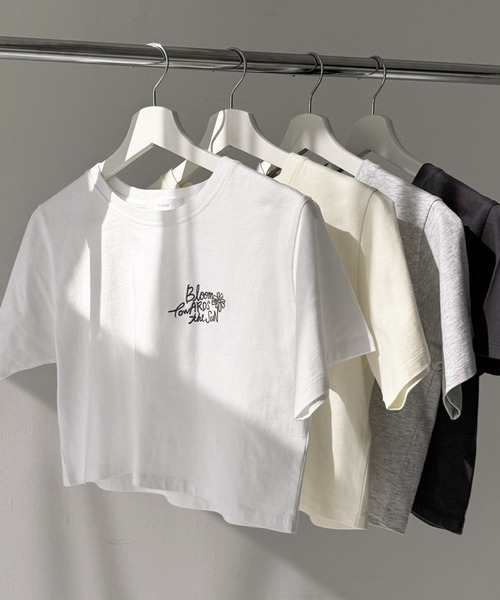Freesia by andme(フリージアバイアンドミー)の「BloomフラワーロゴプリントミニTシャツ(Tシャツ/カットソー・レディース・オートミール/オフホワイト/スミクロ/キナリ・M)」の9枚目の写真