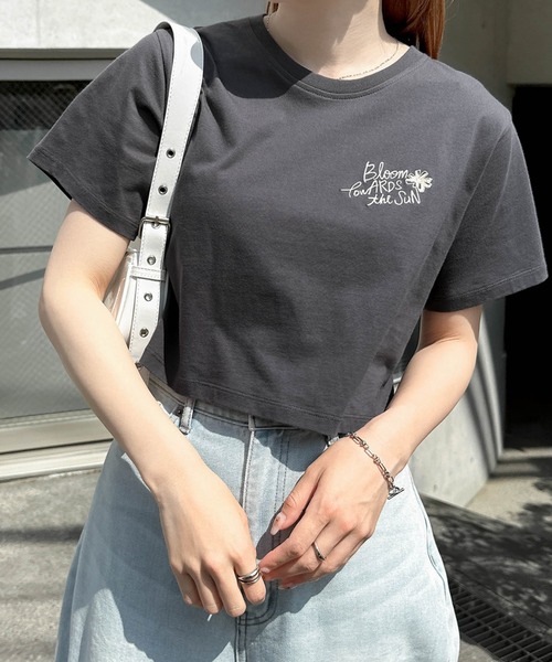 Freesia by andme(フリージアバイアンドミー)の「BloomフラワーロゴプリントミニTシャツ(Tシャツ/カットソー・レディース・オートミール/オフホワイト/スミクロ/キナリ・M)」の10枚目の写真