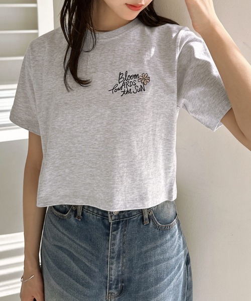 Freesia by andme(フリージアバイアンドミー)の「BloomフラワーロゴプリントミニTシャツ(Tシャツ/カットソー・レディース・オートミール/オフホワイト/スミクロ/キナリ・M)」の5枚目の写真