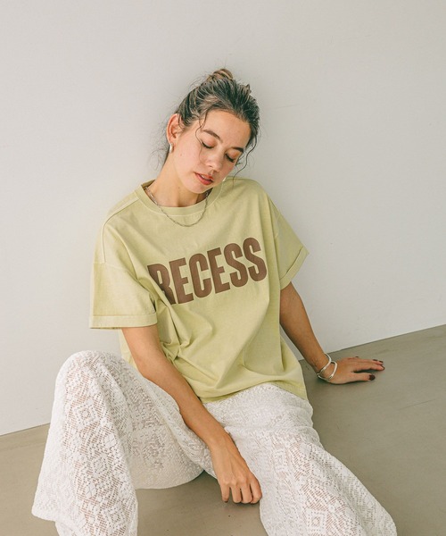 BAYFLOW（ベイフロー）の「[ヴィンテージ感漂う風合い]ピグメントロゴショートスリーブT（Tシャツ/カットソー・レディース・オフホワイト/テラコッタ/チャコール/セージグリーン/ブラウン/ダークグレー/グレー系その他/ホワイト/ベージュ/ブルー・MEDIUM/SMALL）」の9枚目の写真