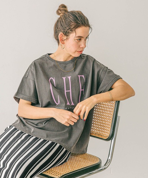 BAYFLOW（ベイフロー）の「[ヴィンテージ感漂う風合い]ピグメントロゴショートスリーブT（Tシャツ/カットソー・レディース・オフホワイト/テラコッタ/チャコール/セージグリーン/ブラウン/ダークグレー/グレー系その他/ホワイト/ベージュ/ブルー・MEDIUM/SMALL）」の5枚目の写真